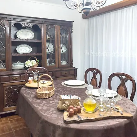 Holiday Home Rua Dr. Marcelino Moules * أنغرا دو إِراويزو